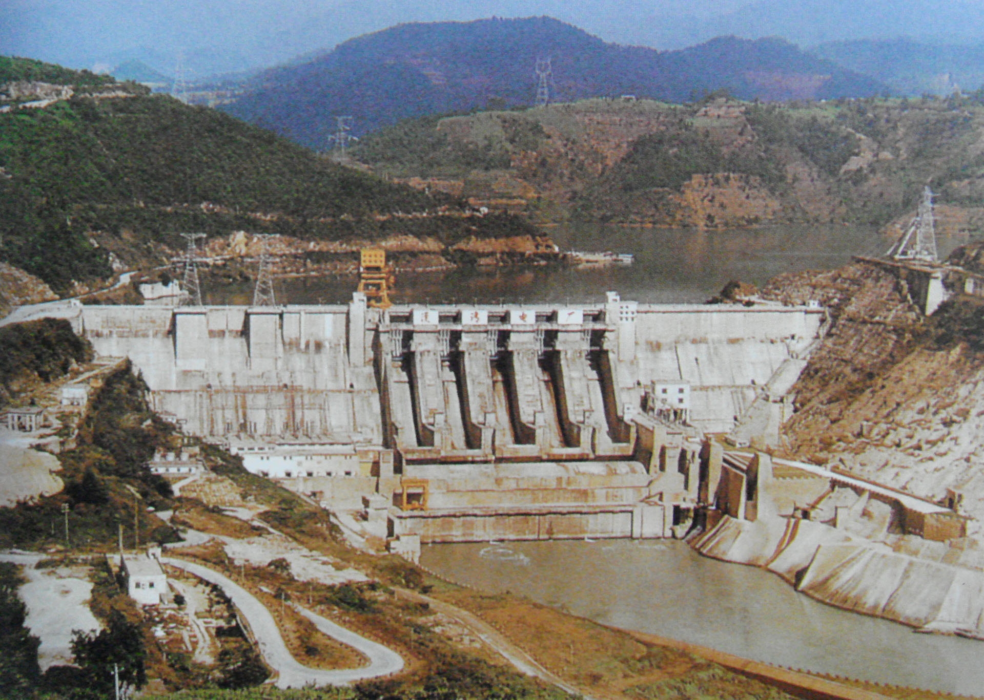 4. 1993年6月30日，历经8年建设的漫湾水电站第一台机组并网发电，这是云南首座百万千瓦级水电站。“漫湾模式”首次开启了中央与地方联合办电的建设新模式。 拷贝.jpg