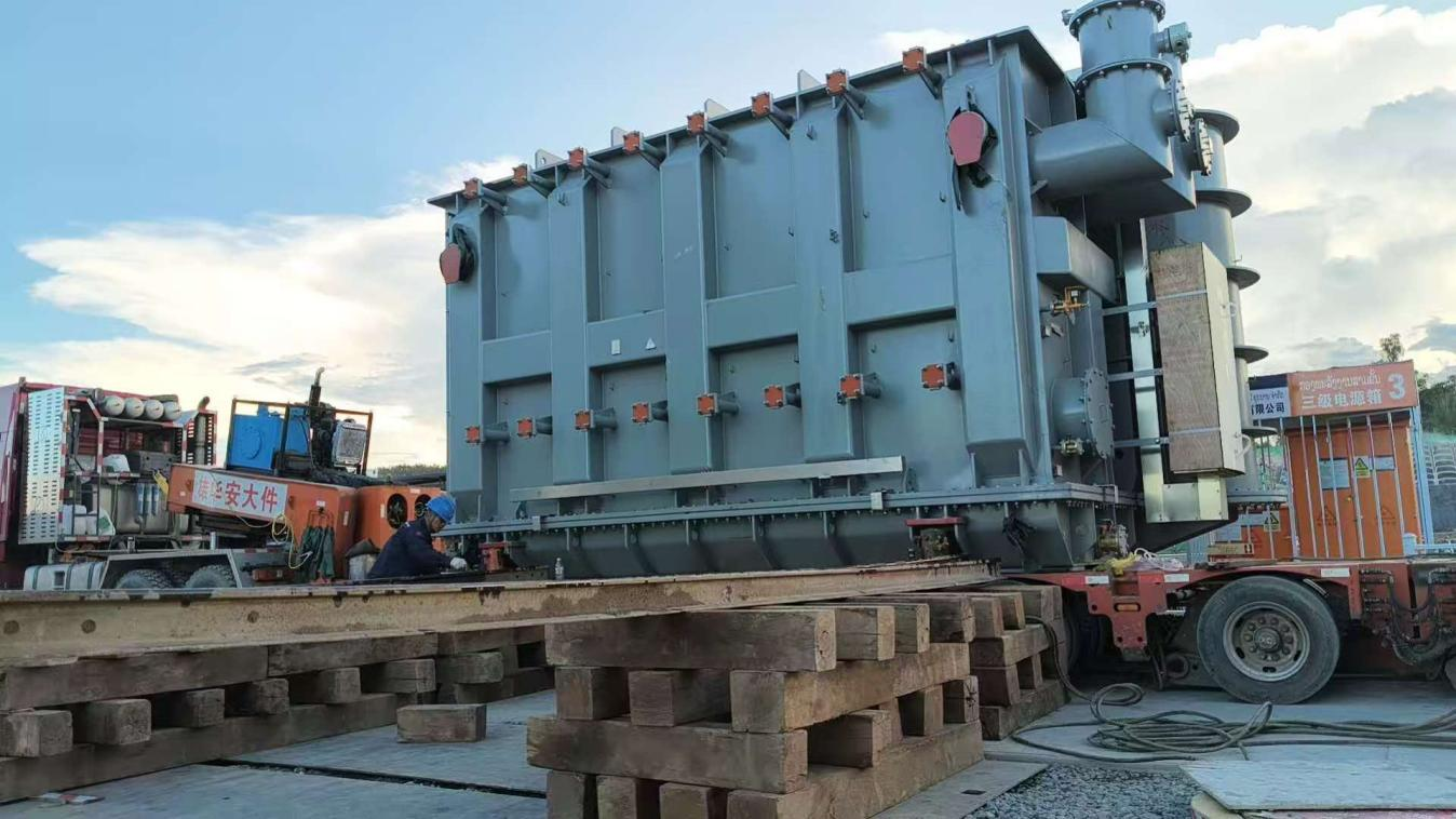 500kV那磨变电站主变A相液推平移就位.png 500kV那磨变电站主变A相液推平移就位.png