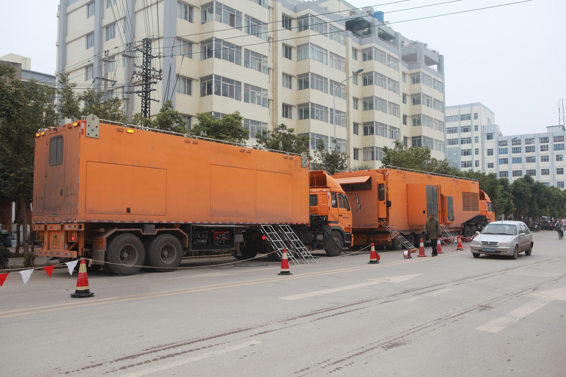 7.出动亚洲最大发电车为市民保供电 拷贝 2.jpg
