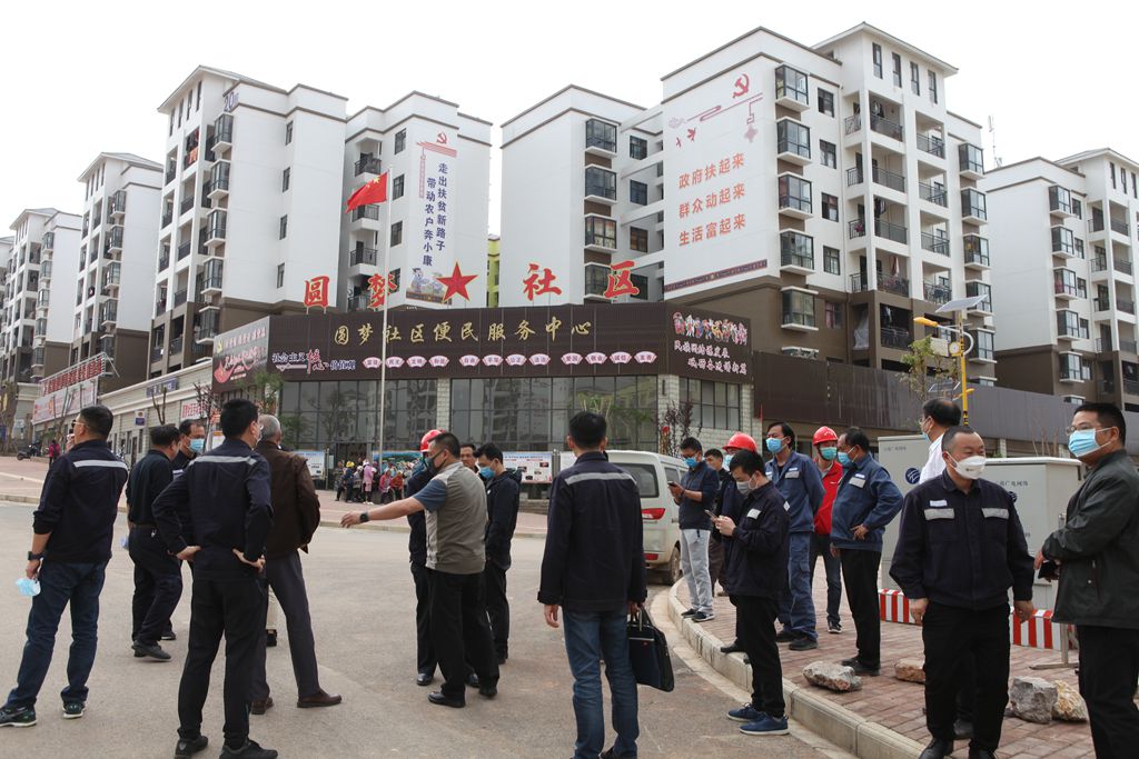 在高铁新城易地扶贫搬迁安置点查看配电设施.JPG