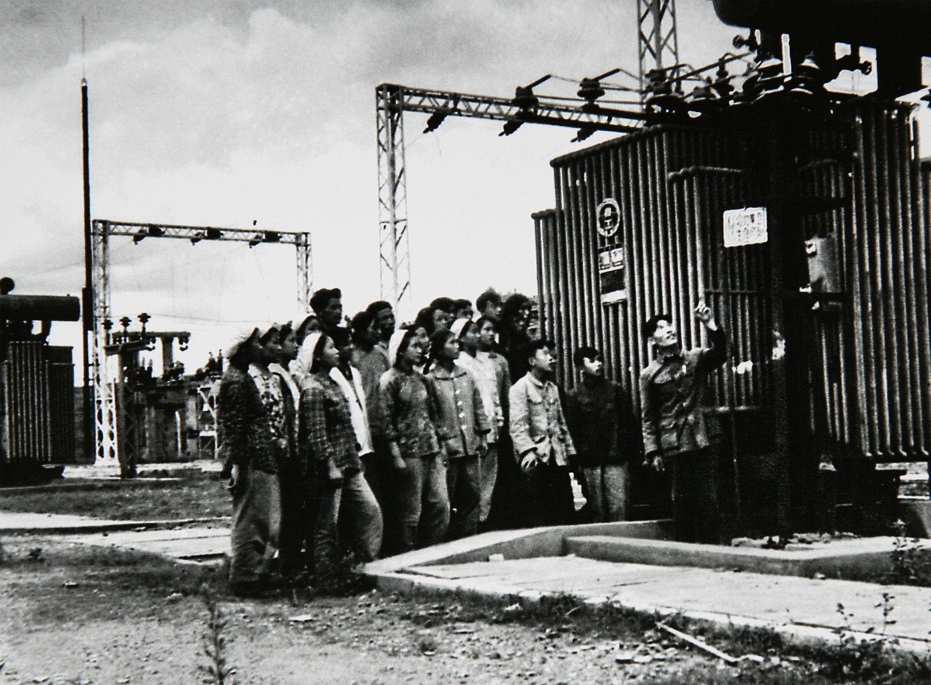 5.1954年3月，云南第一条35千伏石龙坝至安宁钢铁厂线路建成投产，长约8公里。图为当时的石龙坝电站升压站..jpg