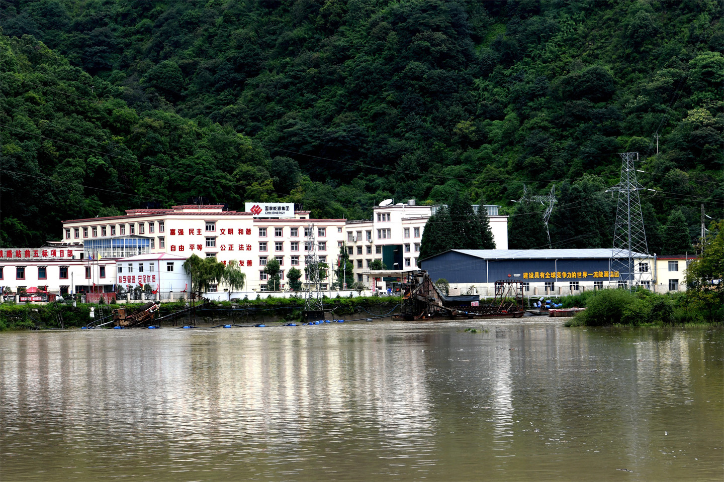 1.峡谷中的国能迪庆香格里拉发电有限公司 拷贝.jpg