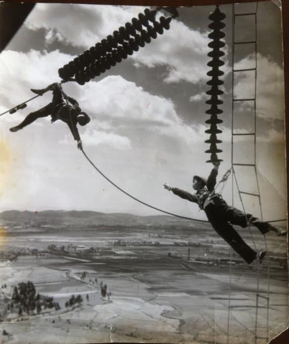 5.1971年普吉变电站6号塔 “三八”带电作业女线路工的风采.jpg