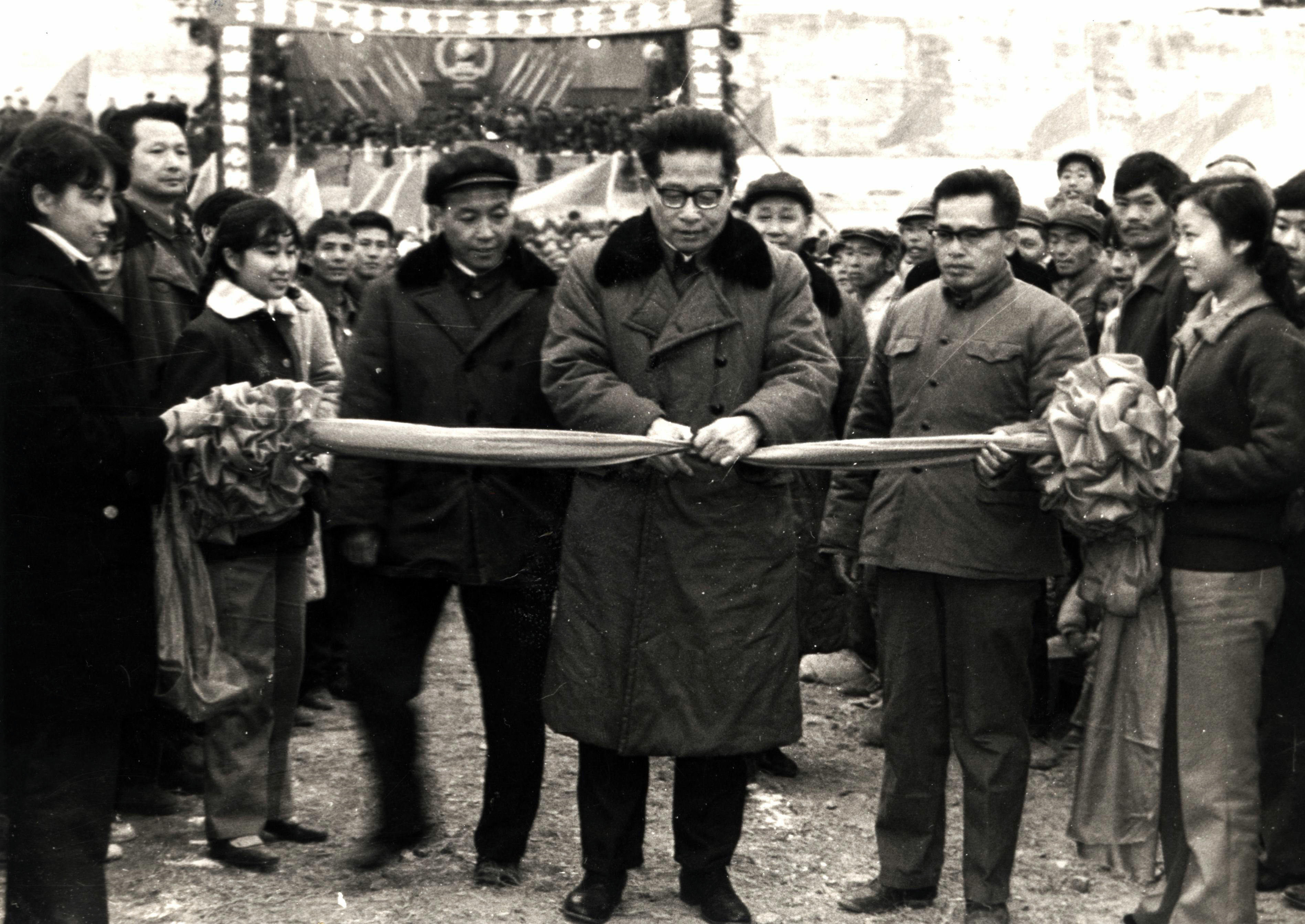 1977年12月，国家计委批准小龙潭电厂建设，1978年8月5日破土动工，1985年12月6日23电43分1号机组并网发电，1992年9月，6台机组全部建成投产。.jpg