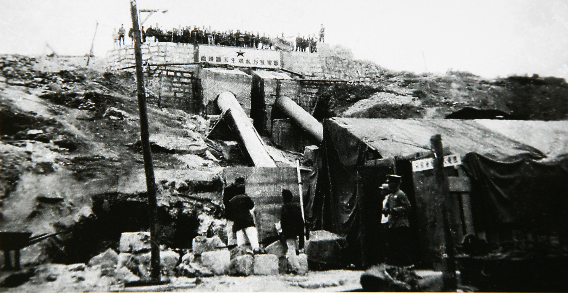 11.全省各地州开始多种形式进行电站建设，农村电力开始起步，1960年，小型电站占全省总容量的17.5%，90%以上的县有了电，9个地州建有500千瓦以上的发电厂。图为曲靖天生坝水电站建设场景。.jpg