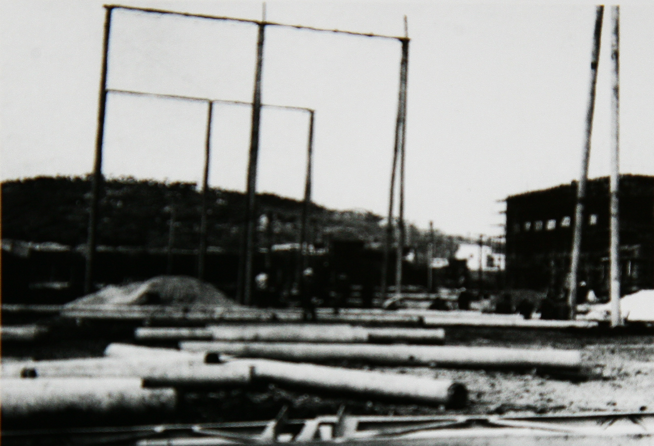 1.1985年11月，小龙潭电厂至昆明马鞍山变电站220千伏输变电工程建成，标志着云南220千伏电网正式形成。图为1982年施工的220千伏马鞍山变电站。.JPG