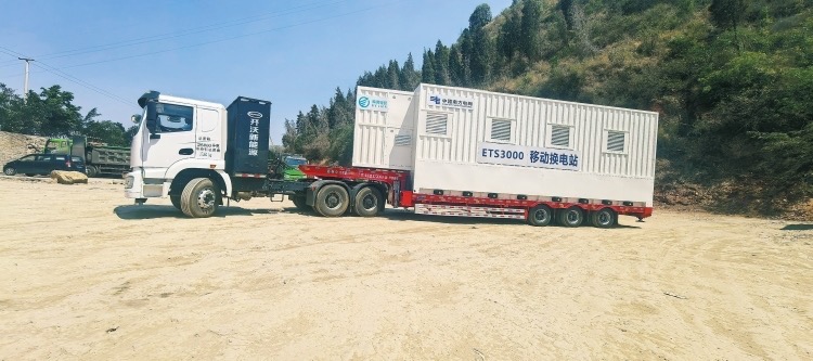 电动重卡移动充换电一体站。 陈克迁 摄.jpg