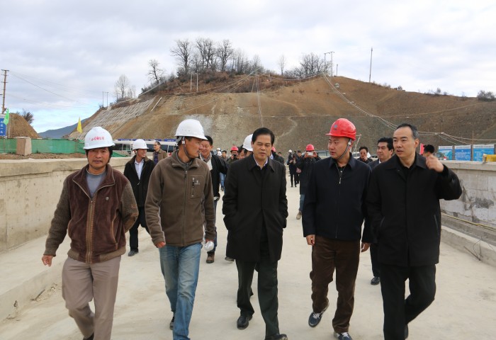 2014年11月14日，云南省委副书记、代省长陈豪在迪庆州委书记訚柏、州长黄政红等领导陪同下，到小中甸水利枢纽工程施工现场视察.jpg