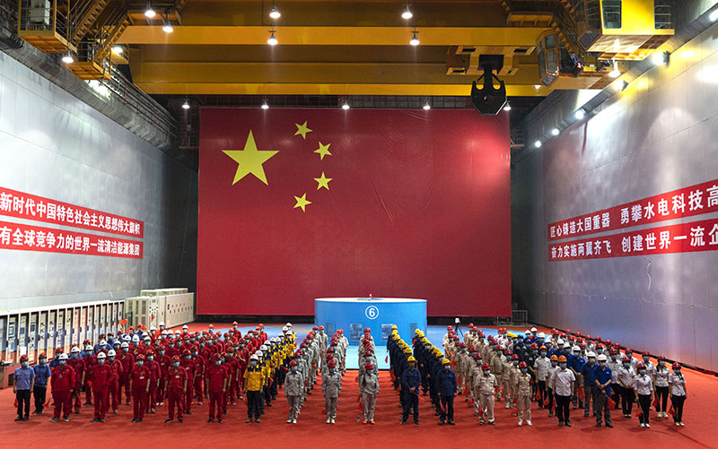 6月29日，工程建设人员在乌东德水电站左岸厂房参加首批机组投产发电仪式。（新华社记者 胡超 摄）.jpg