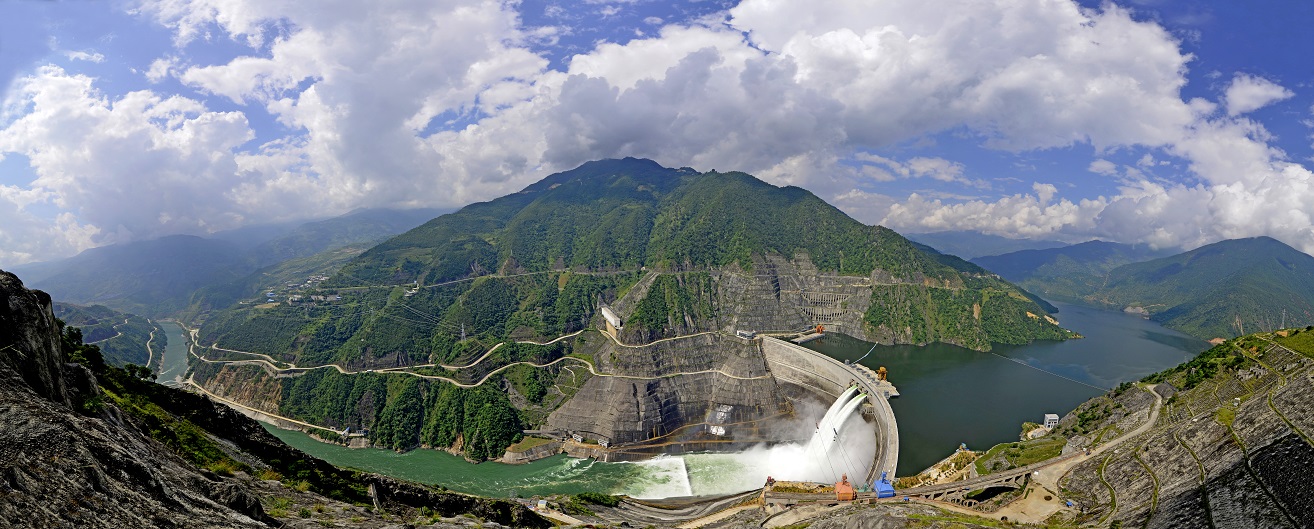 小湾电站是世界首座300米级高拱坝，各项工程难度在工程建设史上没有先例，被业内誉为“世界最大看三峡，世界最难看小湾”。.jpg