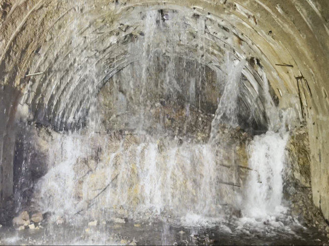 图为凤屯隧洞特大涌水.png 图为凤屯隧洞特大涌水.png