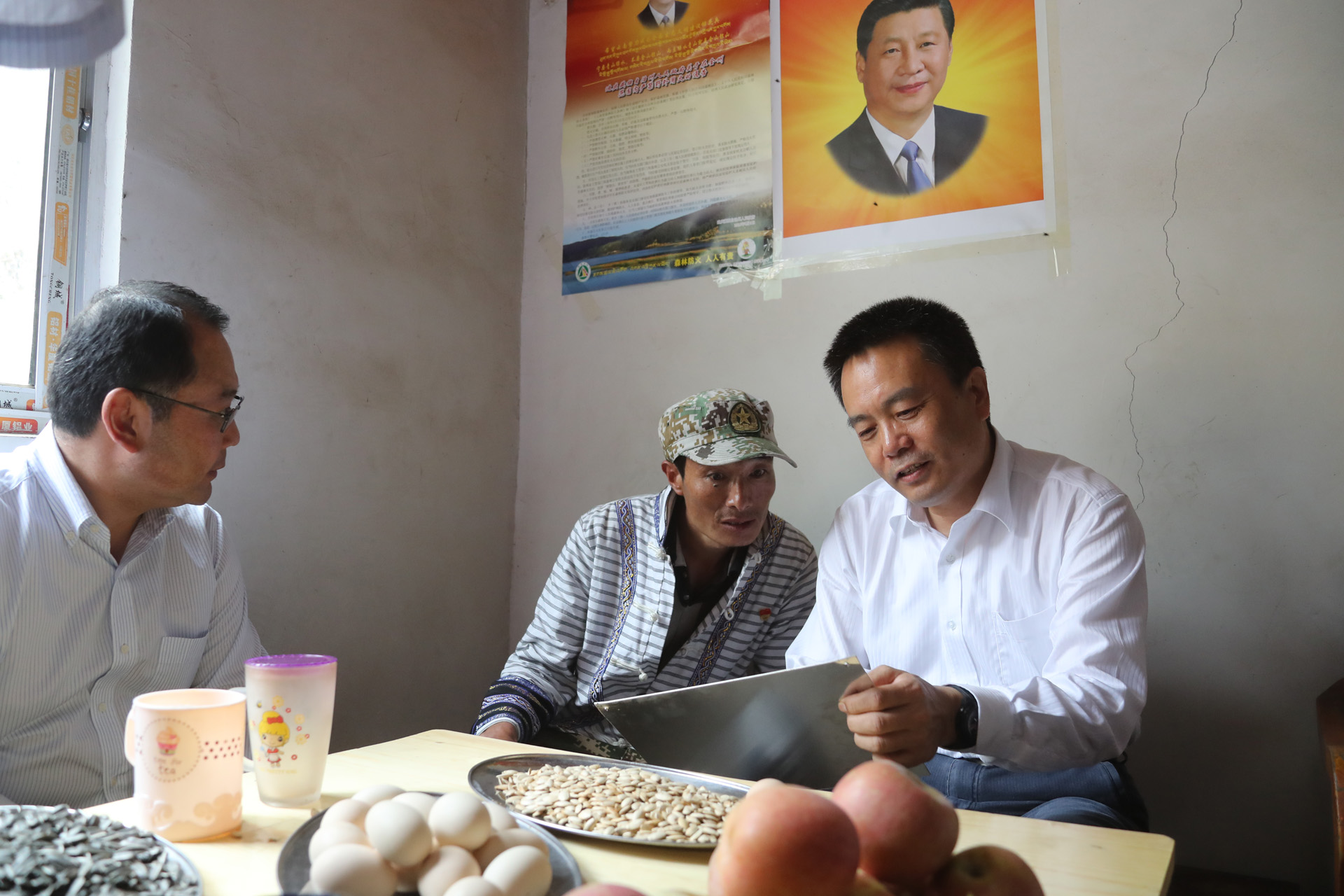 2.南方电网公司总经理曹志安走访贫困户。 拷贝.jpg