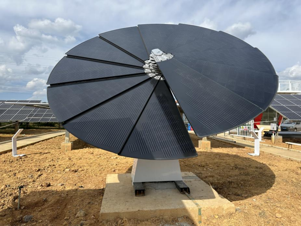 图为云铝阳宗海二期“太阳花”全自动光伏系统，该系统采用天文追溯算法，可以实现全天候随时以最佳倾角和最佳方位角对太阳位置进行自动跟踪。.png