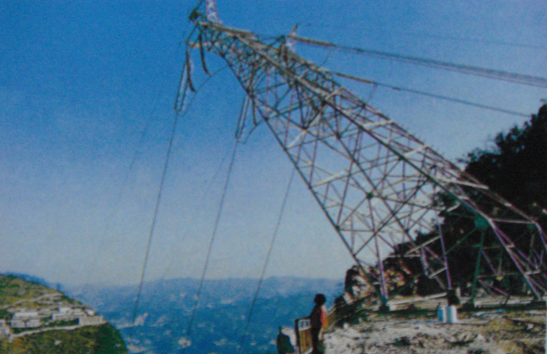 4.1991年7月建成投产的鲁布革电厂220千伏输电线路斜塔 拷贝.jpg