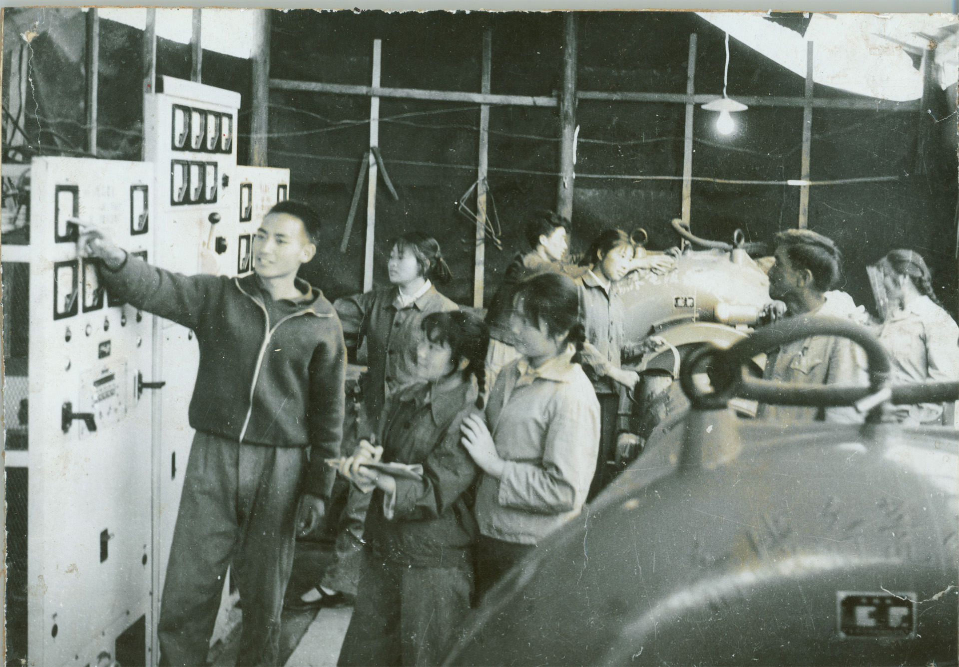 7.20世纪70年代，刚参加工作的电力运行人员互帮互学。 拷贝.jpg