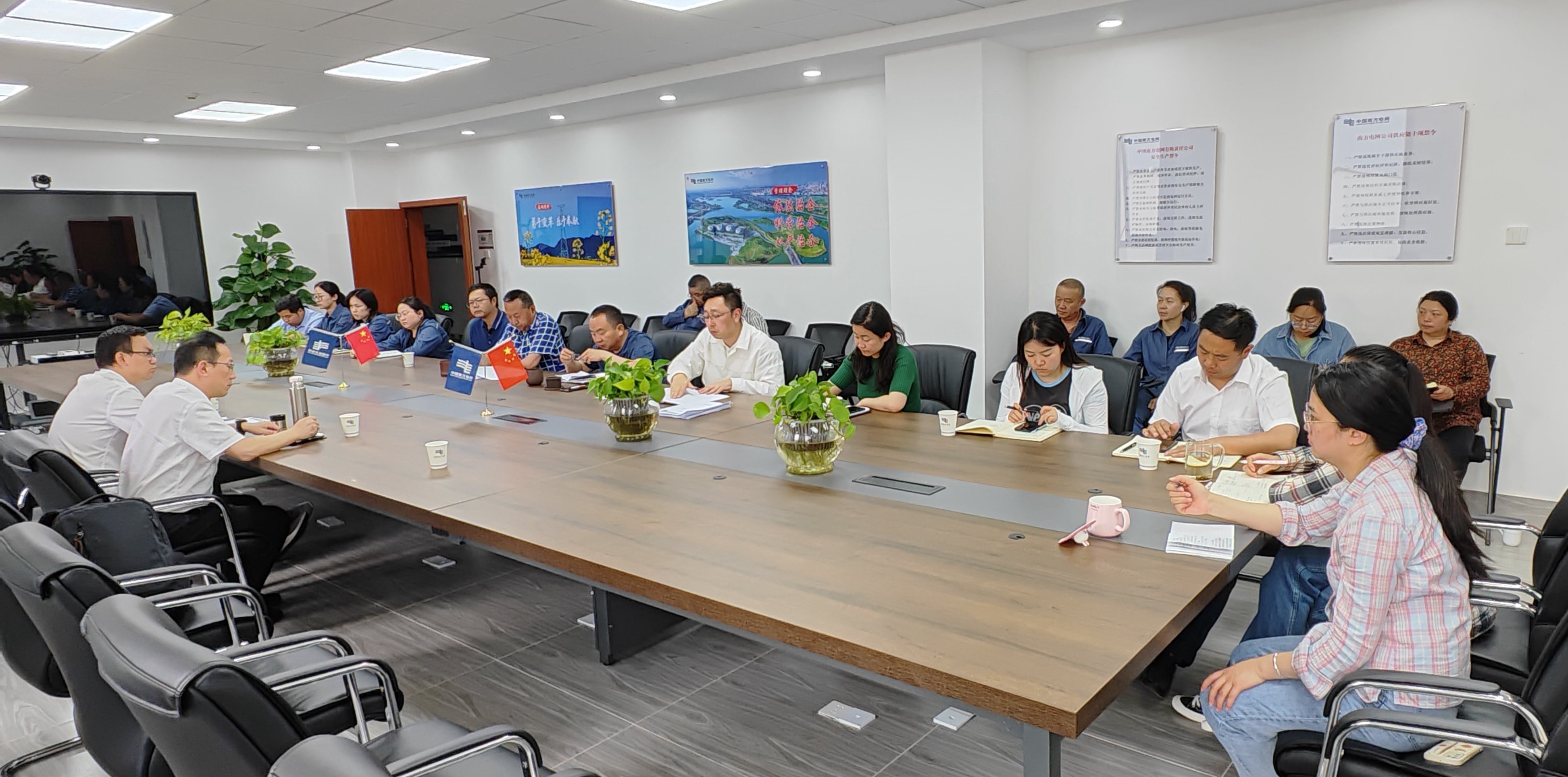 座谈会.jpg