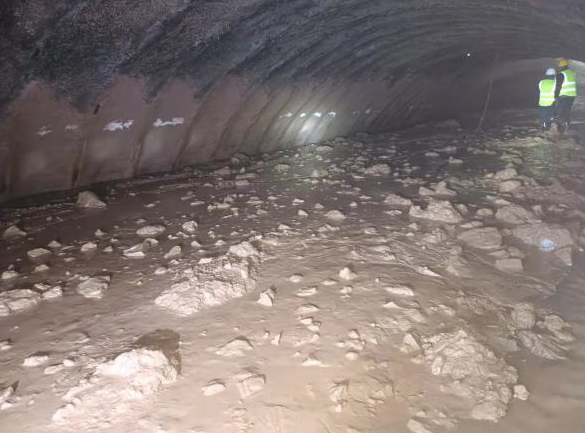 图为柳家村隧洞突泥涌水.png 图为柳家村隧洞突泥涌水.png