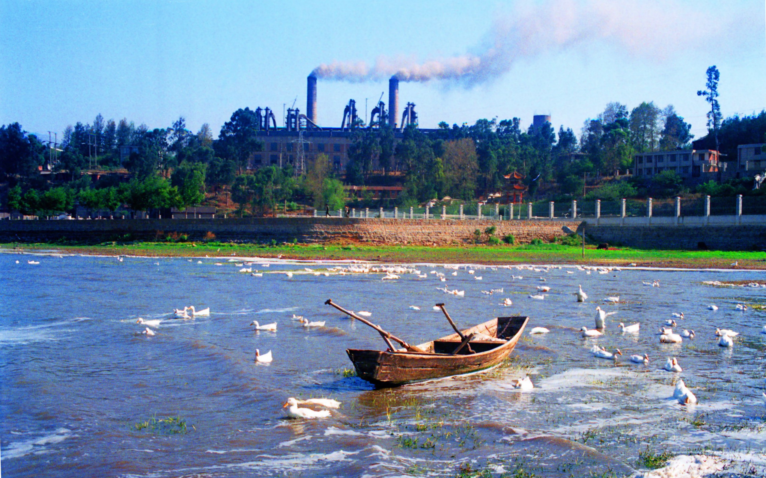 图为1958年至1993年阳宗海电厂厂景一角。.jpg