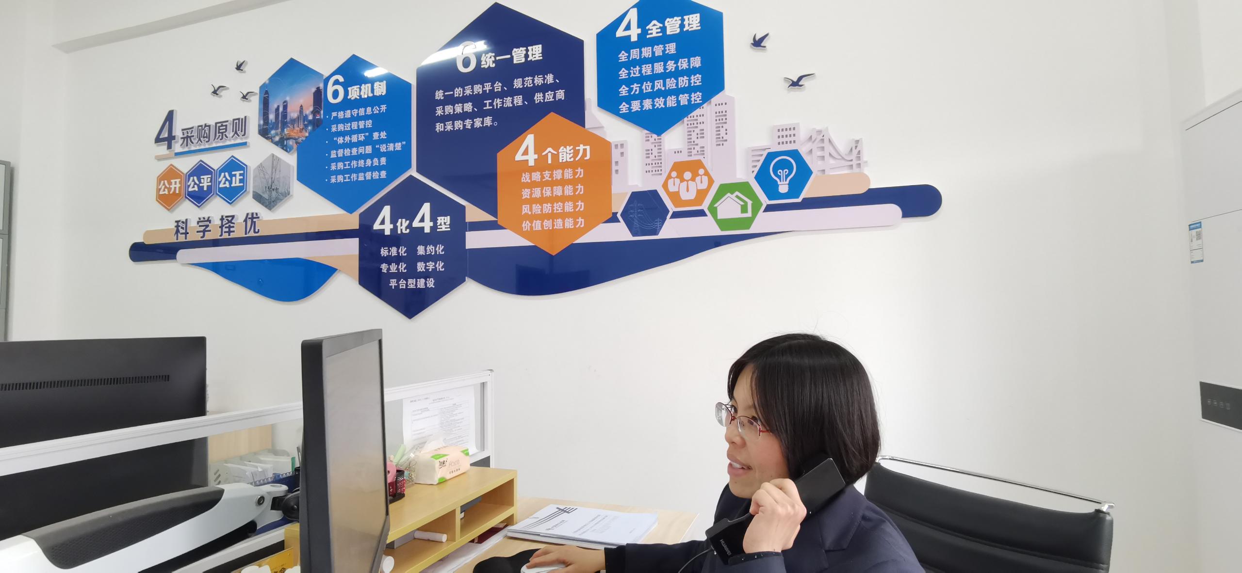 工作人员在逐一与各单位专家管理人员传达最新要求.jpg