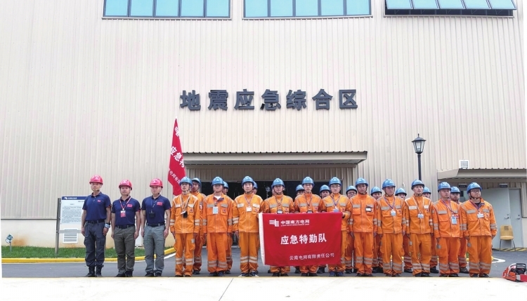 22名应急救援人员组成“应急特勤队”执行地震应急抢险任务。 张雅丽 摄.jpg